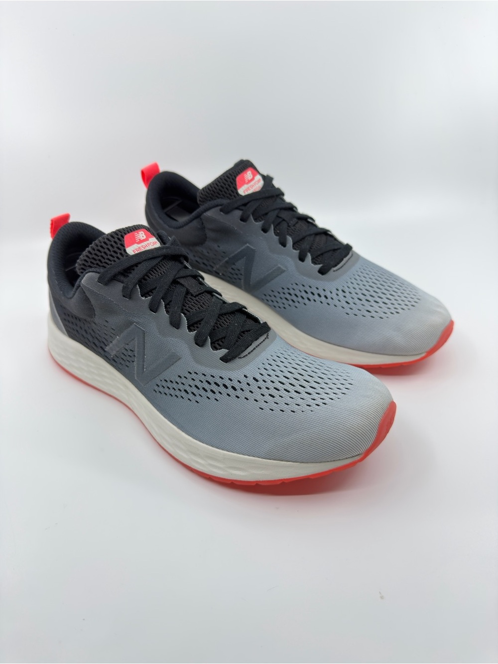 New Balance Fresh Foam Arishi v3 Color Gray & Blk s
With Red SZ 10